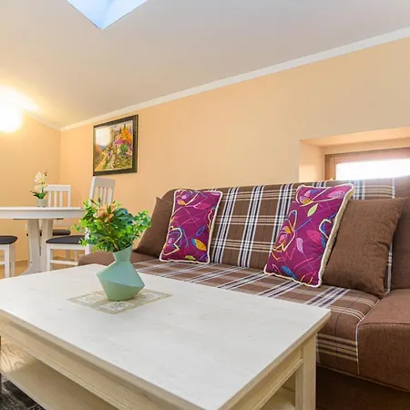 House Panorama Πανσιόν Pićan